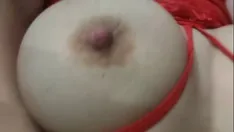 Oynat Lu aynı anda hem amıyla hem de sikiyle oynuyor.