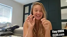 Reproducir Rubia que habla sucio con grandes tetas se ríe de una polla pequeña