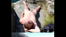 Afspelen 2 camerabeelden, buiten, aan zee, masturberen