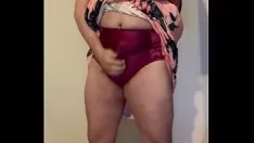 Reproduzir Homem com vestido floral rosa de seda, tiras de sutiã floral e calcinha vermelha, depois goza para meu herói futanari dentro da calcinha