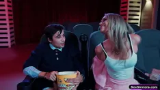 Redare Sexsinners.com - prietena se plictisește și îi suge cocoșul prietenului în cinema