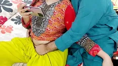 Reproduzir Verdadeiro marido e esposa paquistanês assistindo pornografia desi no celular do que fazer sexo anal com áudio hindi claro e quente