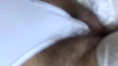 Riproduci MILF bionda in jeans mostra il culo enorme e la figa pelosa rendendo i cazzi duri