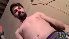 播放 胡须的暴徒米奇水抚摸着他的巨大公鸡，射击了一个负载