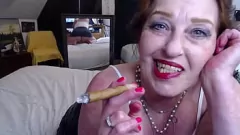 Oynat Curvy Redhead Dawnskye puro özel isteğini yerine getirir