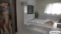 Oynat Azgın dostum dövme T-Girl'in mükemmel kıçını