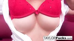 Riproduci Taylor Vixen, l'infermiera cattiva con splendide tette e figa