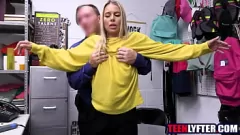 Reproduzir Cheerleader pego roubando e fodido com força pelo treinador