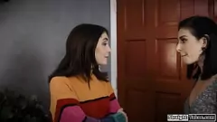 Afspelen Getatoeëerde Milf Joanna Angel deelt een bedrieglijke echtgenoot met Petite Stepsis Jane Wilde in Rough Threes