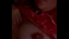 Riproduci Abby Kiss viene sorpreso a guardare il suo porno lesbico preferito