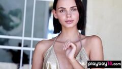 تشغيل امرأة سمراء نحيفة فاتنة Lilit Ariel تكشف ثديها الصغير والكسر المحلق في التعري المنفرد