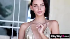 تشغيل امرأة سمراء نحيفة فاتنة Lilit Ariel تكشف ثديها الصغير والكسر المحلق في التعري المنفرد