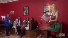 Afspelen Politiek bezoek verandert in ordinaire groepseks met kous beklede MILFS