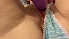 Jouer Gode ​​jouer dans la culotte cummy: un fétiche de masturbation solo d'un MILF