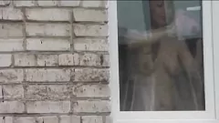 Oynat Seksi MILF Frina'yı Casusluk Etmek: Toplum İçinde Çıplak, Sutyensiz veya Külotsuz Camları Yıkıyor