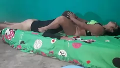 تشغيل زوجة الهواة تذهب البرية مع رجل التوصيل - فيديو منزلي