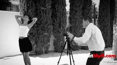 再生 悪名高いチャーリー・バレンタインが写真家に官能的なご褒美を与える：若いチンポとの蒸し暑い熟女の情事