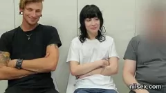 Riproduci Una sessione BDSM hardcore selvaggia e insolita in cui un gattino arrapato viene portato in un manicomio per una terapia estrema