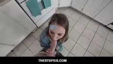 Redare Adolescentă blondă, minusculă, cu cerneală fierbinte, cu probleme de reținere, înflăcărată și futută sever barkertitle în kspoilen de treadbro-ul ei cu coarne pov - macy hayfields