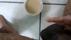 Putar mani muncrat di a java cangkir