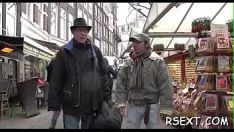 Jouer fumez un bébé chaud avec une chatte bien rasée donne un boulot fumant