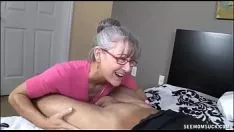 Oynat Anneler gençler için sevişmek sashays onun gün çalışır