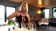تشغيل عندما يكون فريق Missyschampions منفردًا في مكانه - فإنهم يعملون حزبًا سياسيًا على tsuccessor wown