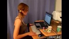 Jouer Un vieil homme se fait baiser comment travailler avec un surintendant de minou passionnant pour les jeunes