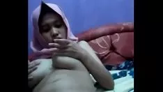 चलाएँ Dewi hijaber आक्रोश प्रेमी के लिए ओनानिज़्म प्राप्त करें