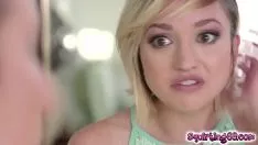 تشغيل Tribades brett و emugil liza يكتشفان ويلعبان حتى الذروة