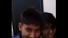 Odtwórz Indyjska dziewczyna i beau pieszczą się nagranie wideo